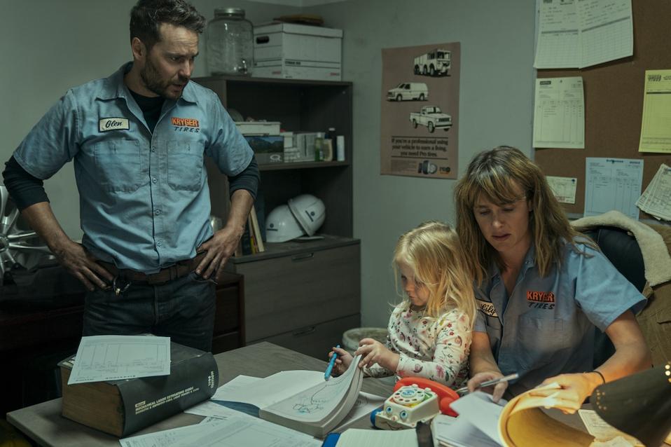 Taylor Kitsch and Carolina Bartczak in 'Painkiller' on Netflix, OxyContin, opioid addiction, opioid epidemic, addiction, overdose deaths, OD, Purdue Pharma, the Sackler family, Richard Sackler, pain pills