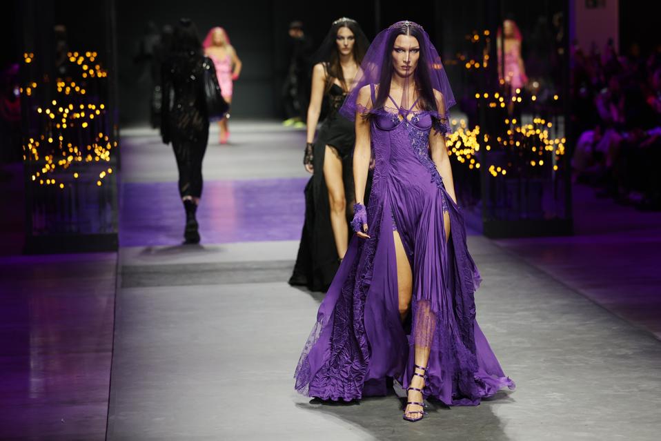 Bella Hadid walks the runway of the Versace Fashion Show during the Milan Fashion Week Womenswear Spring/Summer 2023 on September 23, 2022 in Milan, Italy. Photo by Vittorio Zunino Celotto