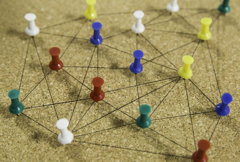 Bunte Pins an der Tafel, Kommunikationskonzept