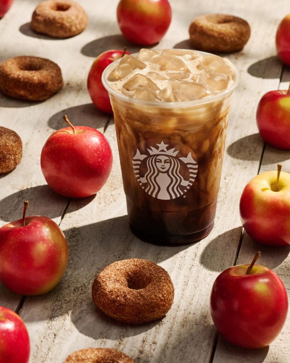 Starbucks-Iced-Apple-Crisp-Oatmilk-Shaken-Espresso-819x1024