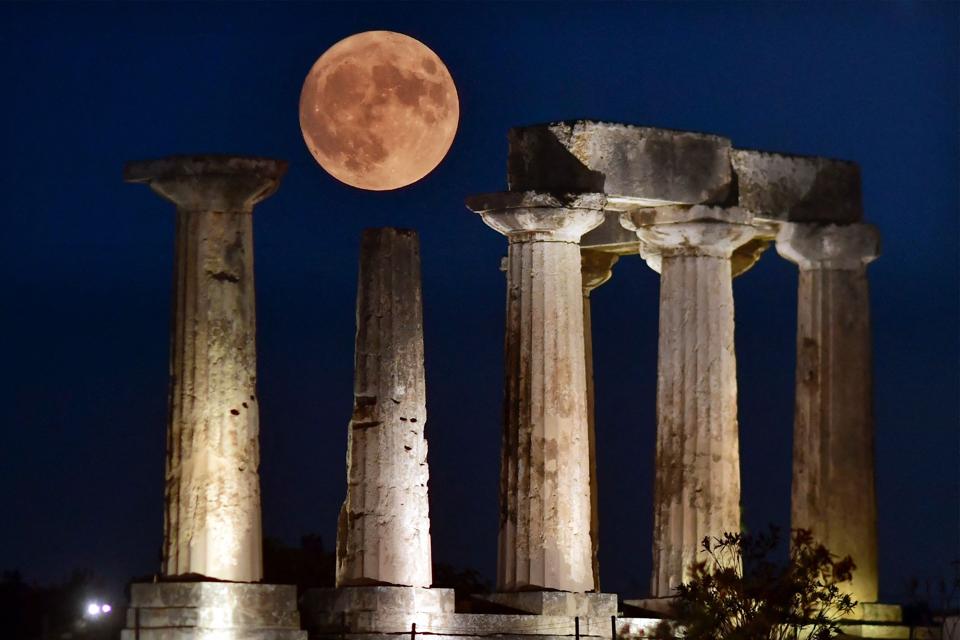 TOPSHOT-GREECE-ASTRONOMY-MOON
