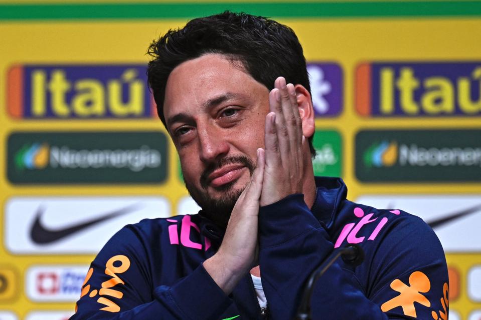 Arthur Elias clapping at a press conference.