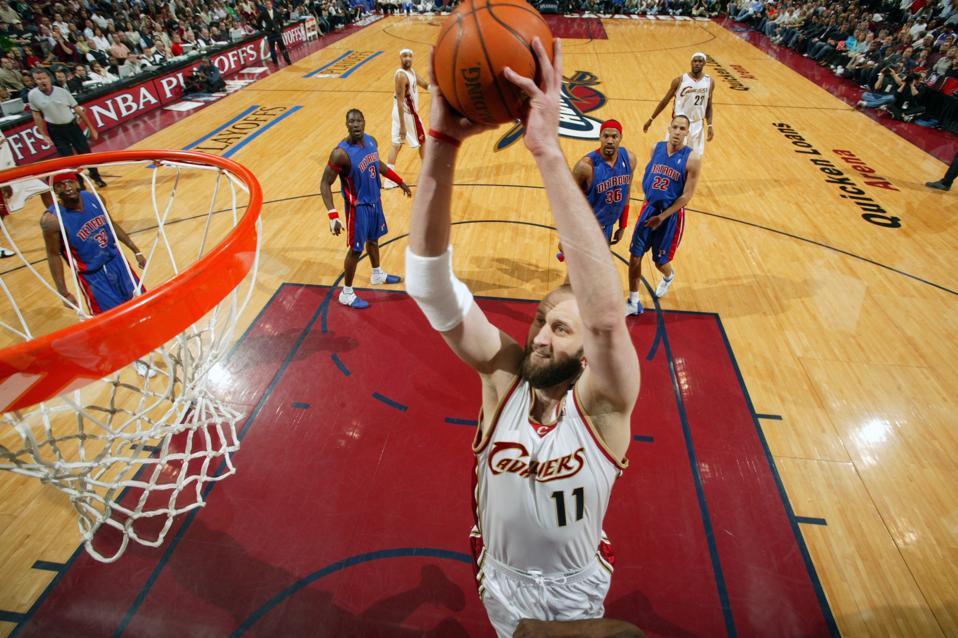 CLEVELAND: Zydrunas Ilgauskas (of the Cavaliers dunks against the Detroit Pistons in Game 3 of the 3006 NBA Eastern Conference Semifinals 