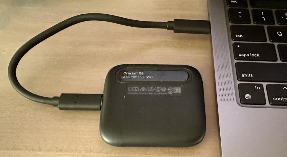 外付けSSD Crucial x6 2TB Crucial X6 Portable SSD 2TB」をレビュー。指で摘まめる