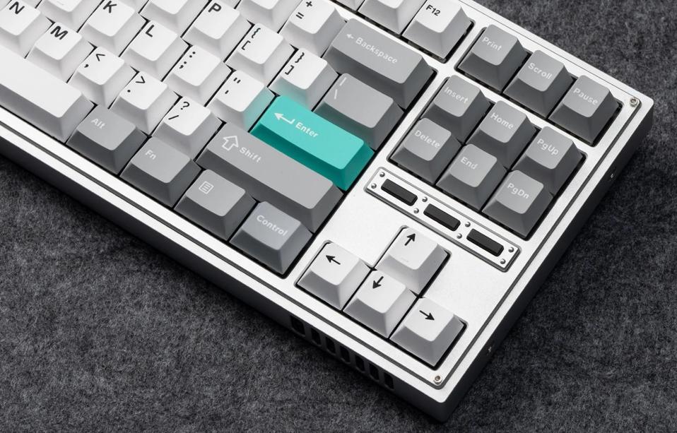 Keychron Lemokey L3 Space Silver Banana軸 Lemokey L3 Review: Keychron's First Gaming Keyboard Is Pure