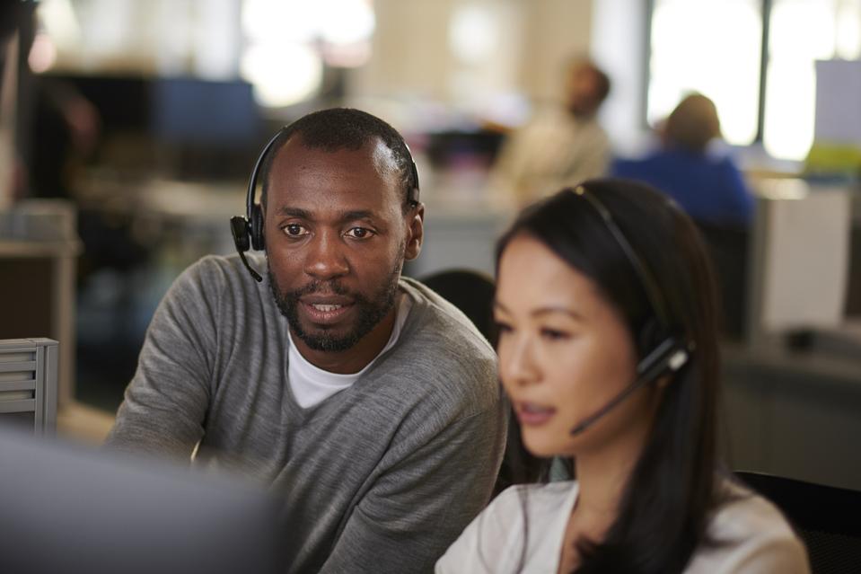 How Customer Support Agents Can Benefit From AI-Powered Software