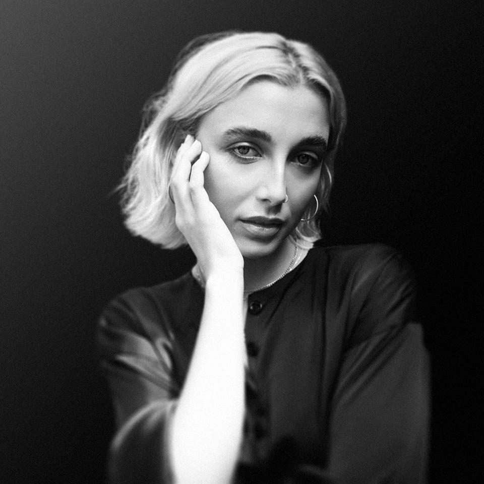 emma-chamberlain-no-credit-removebg