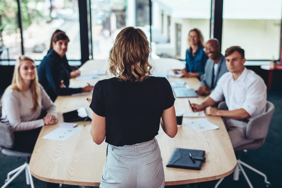 5 Inspiring Ways To Be A Better Team Leader in 2024