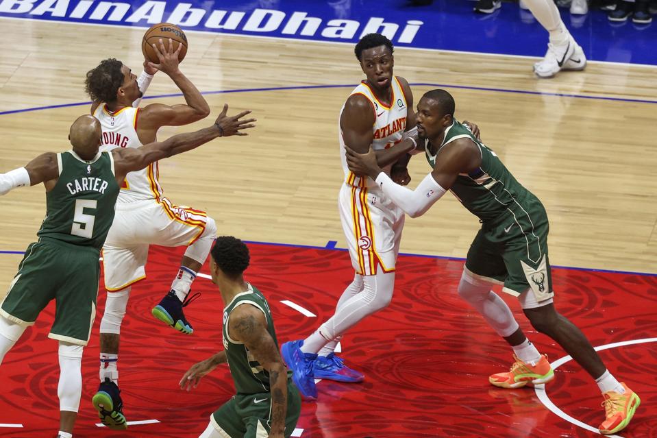 TOPSHOT-BASKET-UAE-NBA-BUCKS-HAWKS