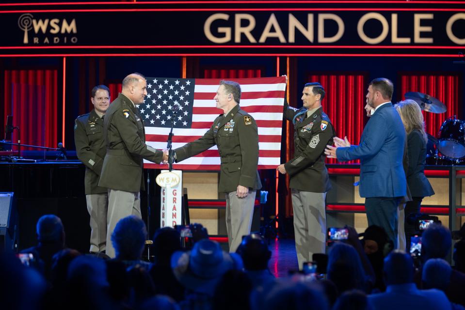 Craig Morgan enlists and is sworn-in to the U.S. Army Reserve