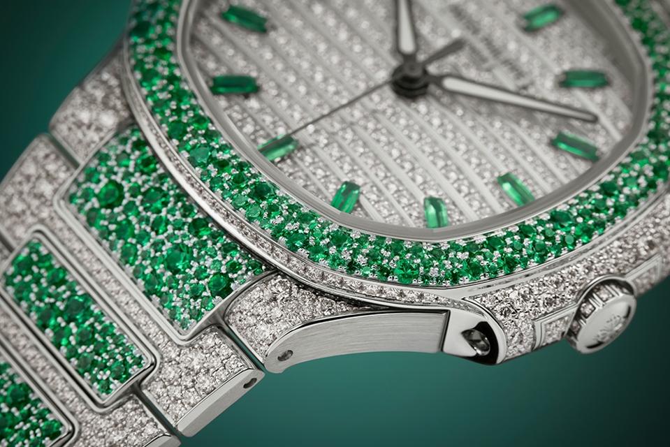 Emerald version of the Patek Philippe, 7118/1453G Haute Joaillerie Nautilus.