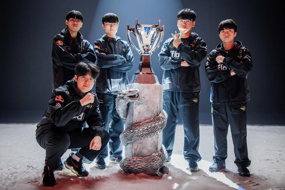 (LoL ゲーム) T1 WORLDS CHAMPIONS UNIFORM T1 celebrates Worlds 2024 victory with exclusive merchandise