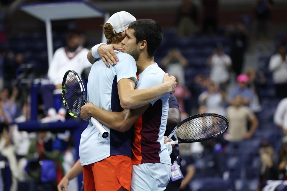Carlos Alcaraz comforts Jannik Sinner after their quarterfinal at the 2022 U.S. Open.