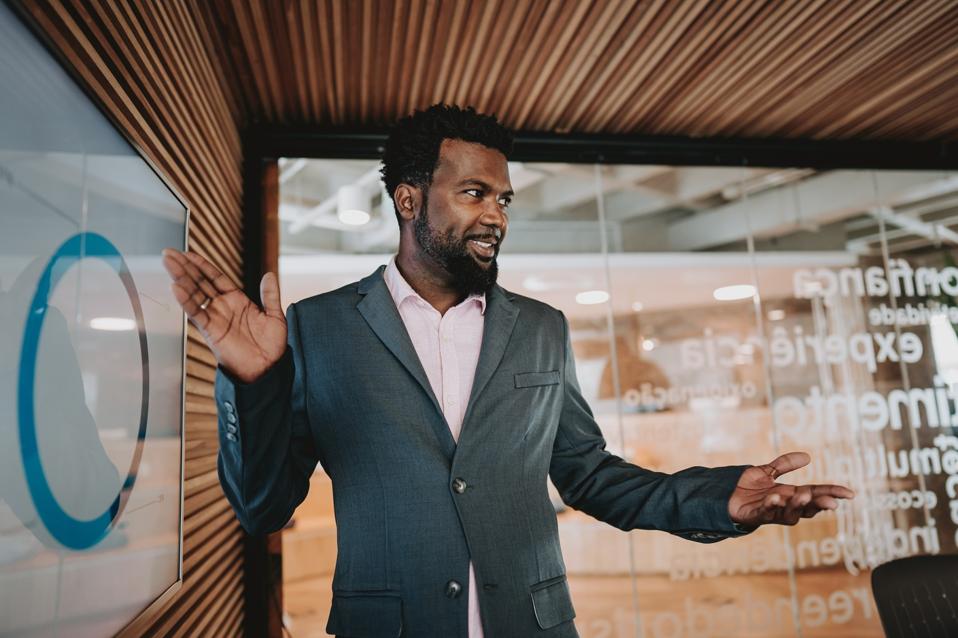 5 Easy Ways To Show You’re A Leader With Your Body Language