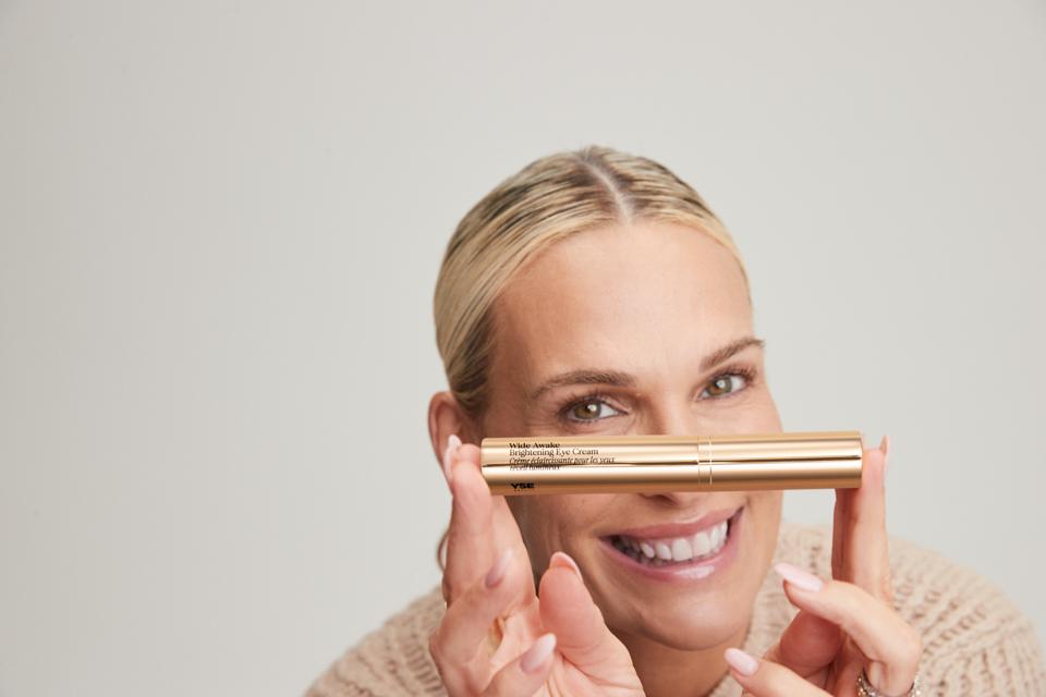 Molly Sims Explains Why This New Eye Cream Is ‘As Good As Gold’