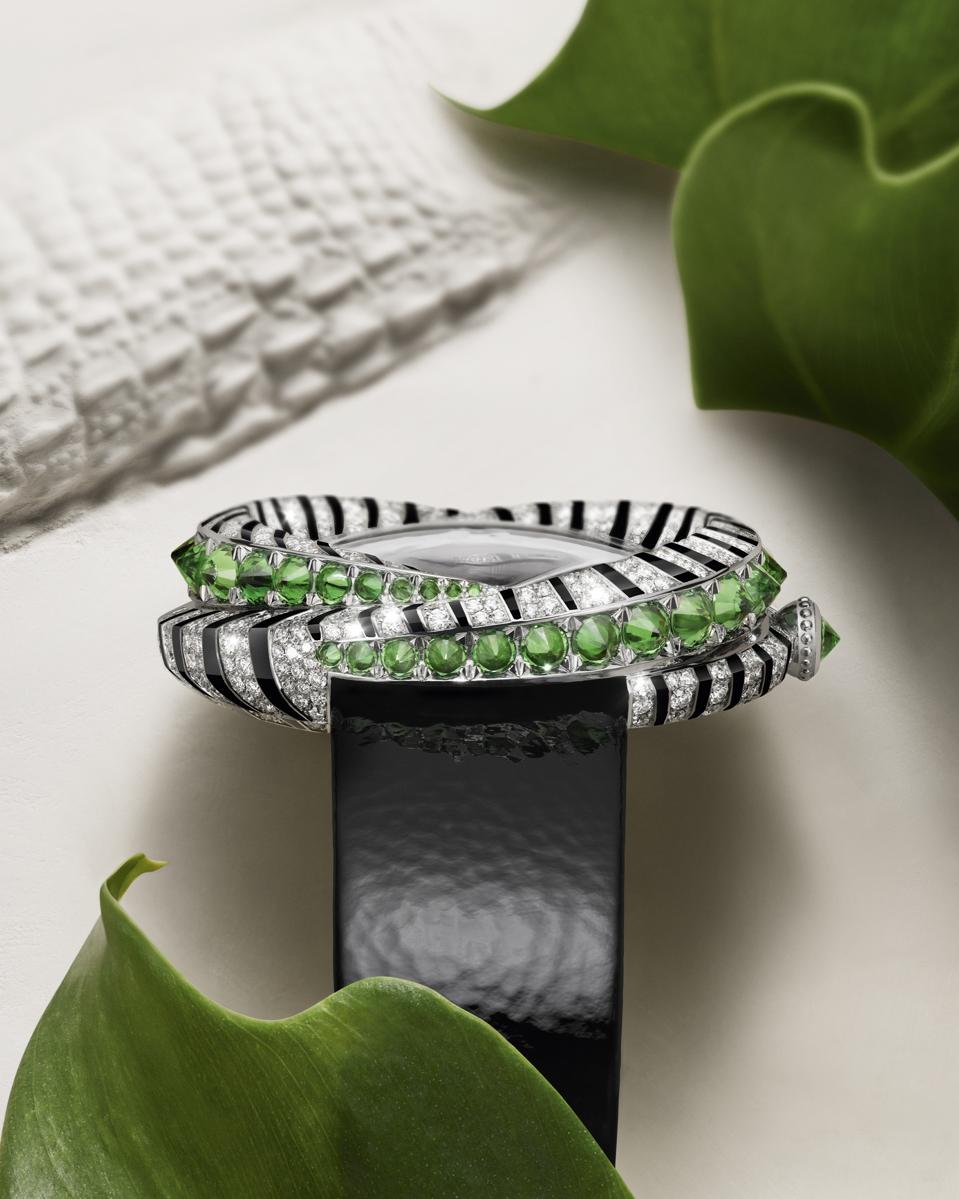 WW24_JEWELLERY_WATCHES_HPI01617_CLOSE_UP_2_24x30