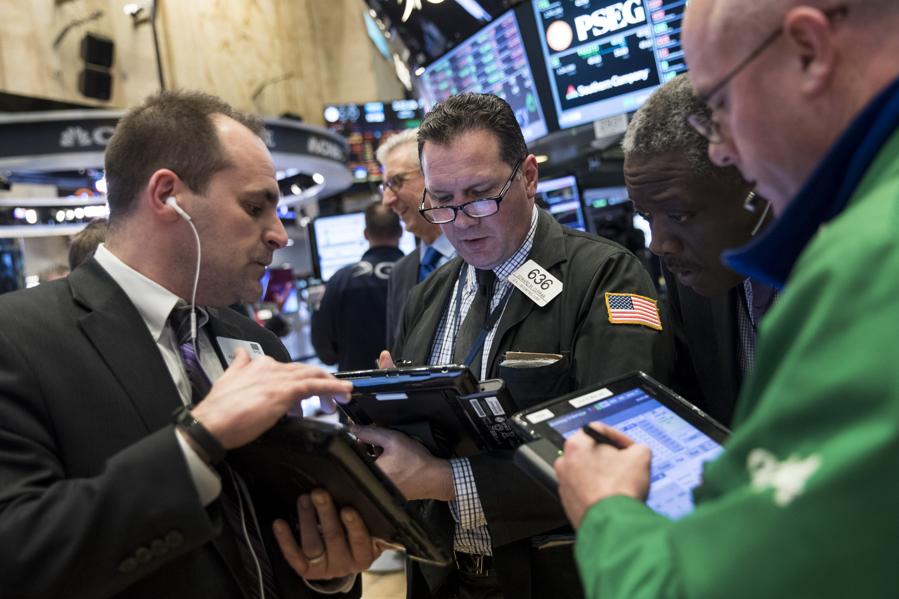 The 8 'Dogs Of The Dow' Of 2017 Lag On Weakness From Chevron And These 2 Stocks
