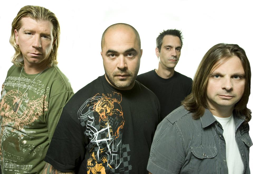 Staind Returns As Lead Singer Aaron Lewis’ New Solo Album Debuts