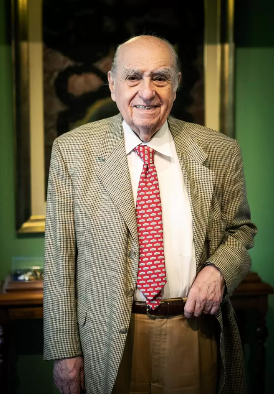 Julio María Sanguinetti wears a red patterned tie with a beige jacket.