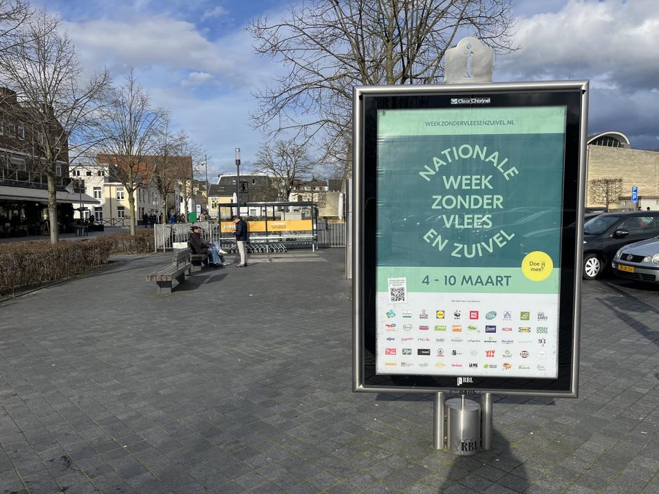 Outdoor sign reading NATIONALE WEEK ZONDER VLEES EN ZUIVEL