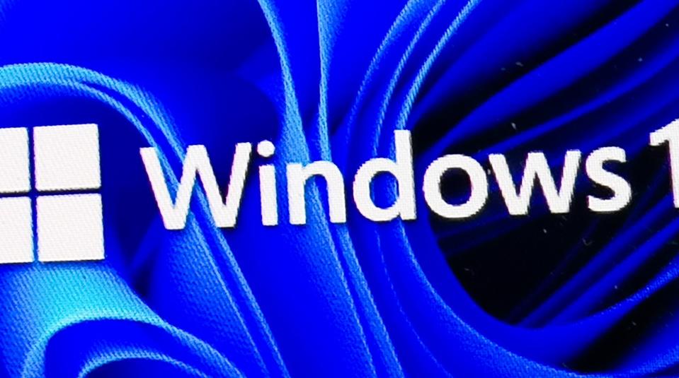 Windows 11 on screen.