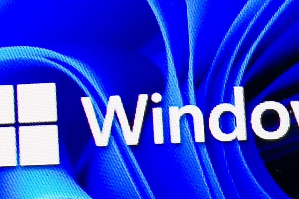 Windows 11 on screen.