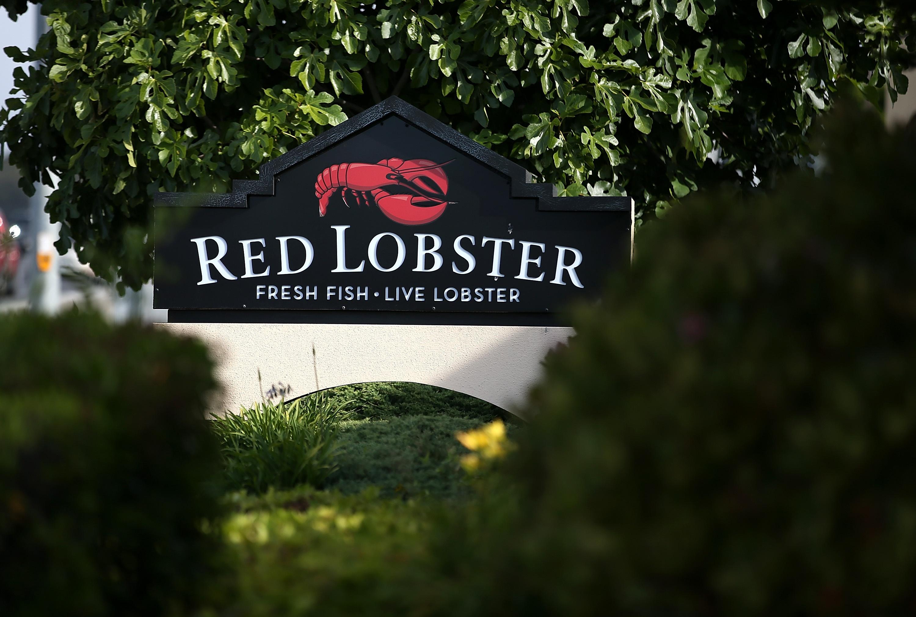 A sign for the seafood chain Red Lobster says, "Fresh Fish, Live Lobster."