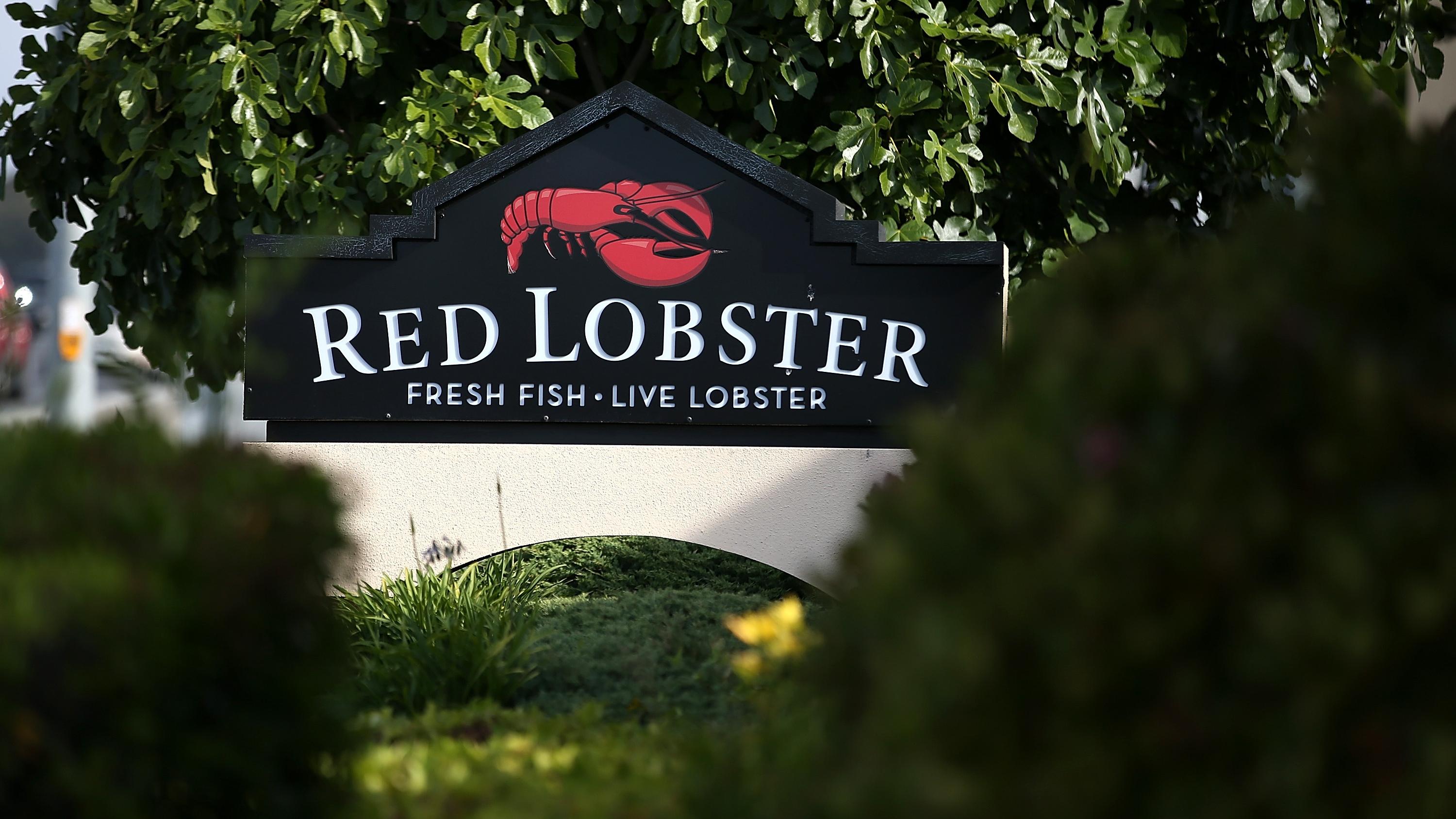 A sign for the seafood chain Red Lobster says, "Fresh Fish, Live Lobster."