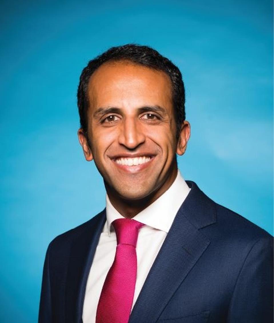 As Disrupter Vasu Raja Departs American Airlines, CEO Robert Isom ...