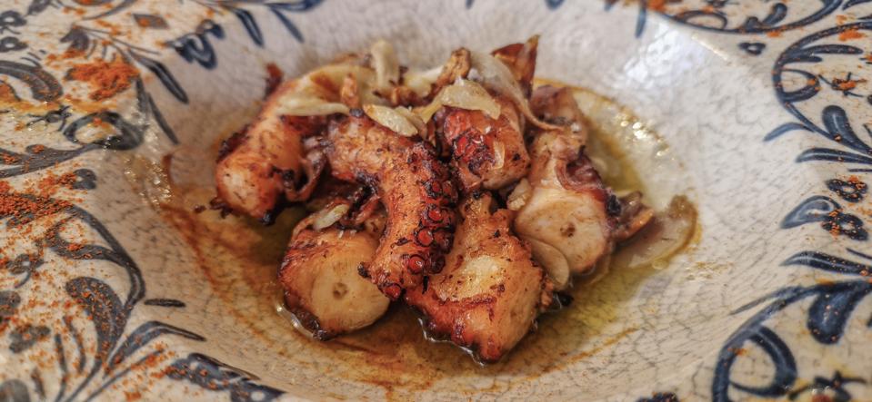 Plato de Pulpo al ajillo , frito  con ajos