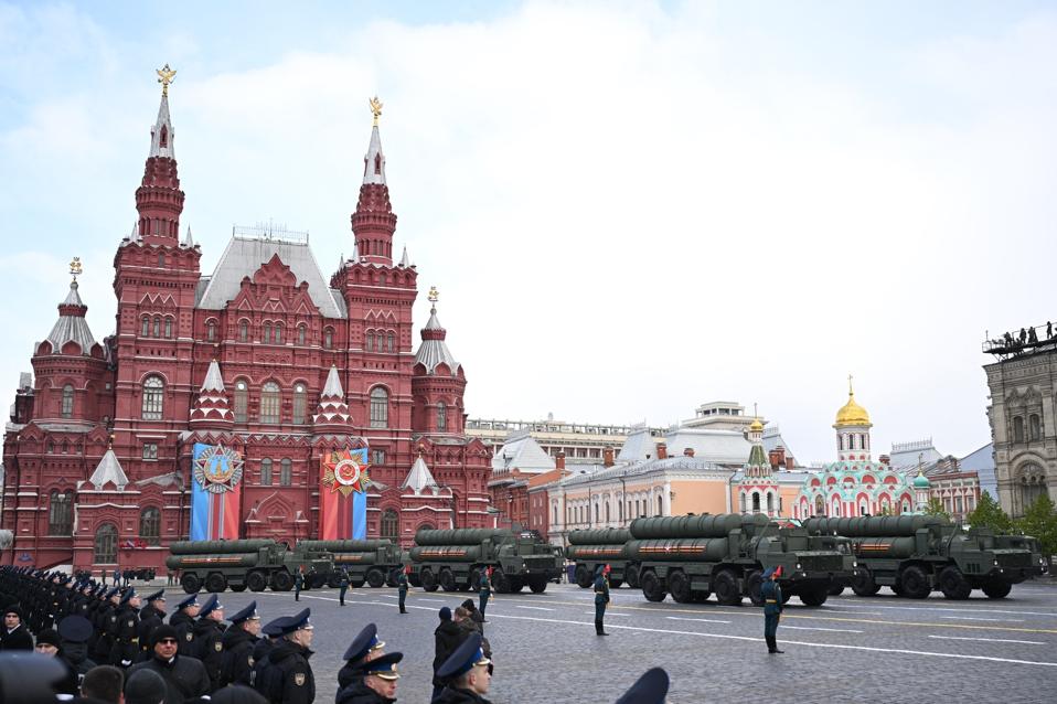 Russian missiles parade through Red Square in Moscow