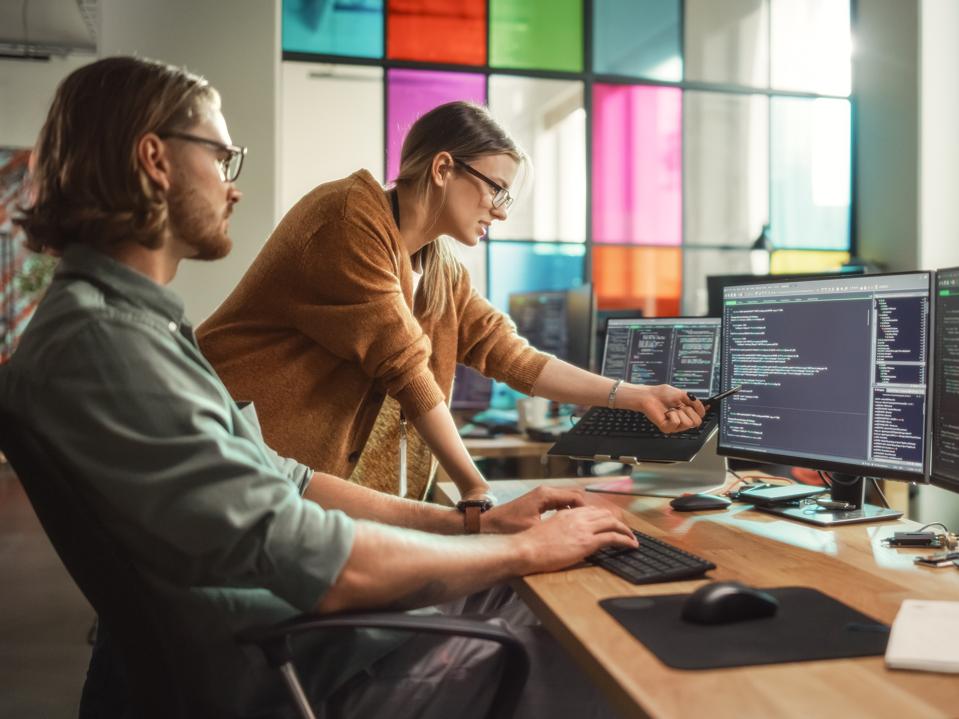 Phát triển trong Kỷ nguyên AI: Tại sao Kỹ năng Con người Quan trọng hơn bao giờ hết