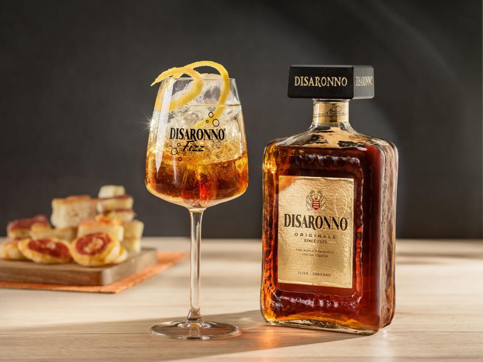 DISARONNO bottle and cocktail