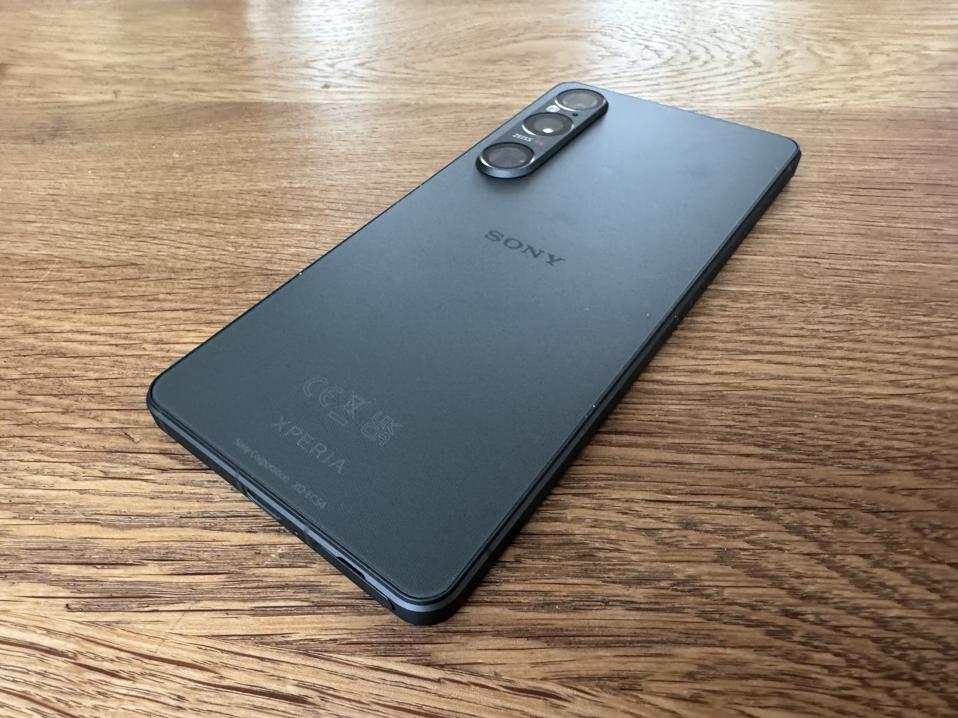 Reka bentuk dan paparan Sony Xperia 1 VI.