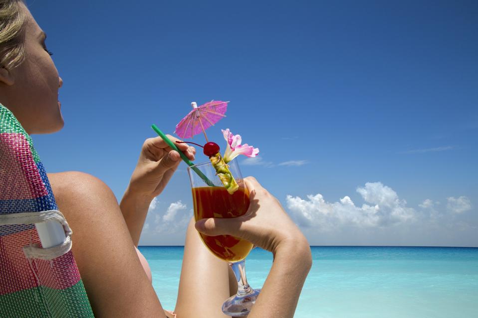 Drinking Alcohol In The Summer Heat? Here’s How To Reduce The Dangers