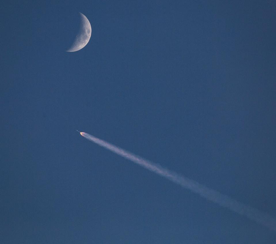 SpaceX Starship Flotillas Could Outrace NASA To Create Moon Base Alpha