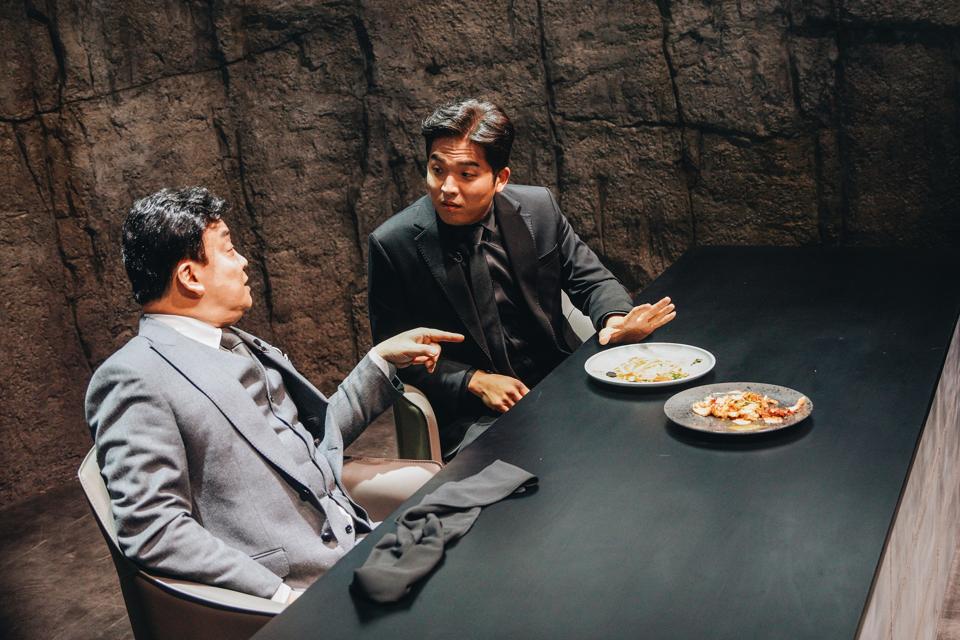 Paik Jong-won and Anh Sung-jae debating over two dishes