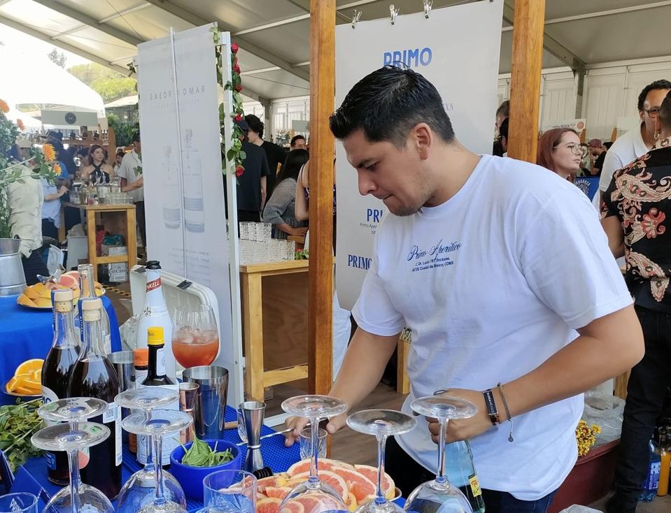 Barra México bartender preparing cocktails