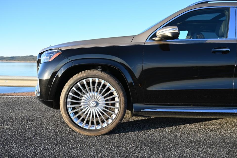 2025 Maybach GLS 600 RIGHT SIDE