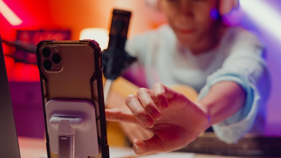 Why Big Brands Are Behind In Creator Marketing