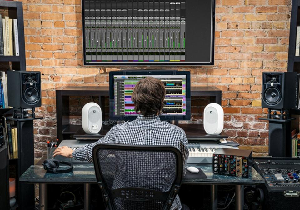 JBL 104BT スタジオモニター Compact Bluetooth monitors for professional audio reference