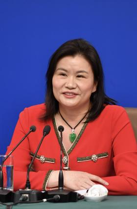 Zhou Qunfei & family