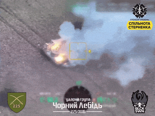 Rușii recurg la atacuri de tip banzai în Kursk pentru a elibera teritoriile deținute de ucraineni. Noul plan al lui Putin 1 A Russian vehicle burns in Kursk.