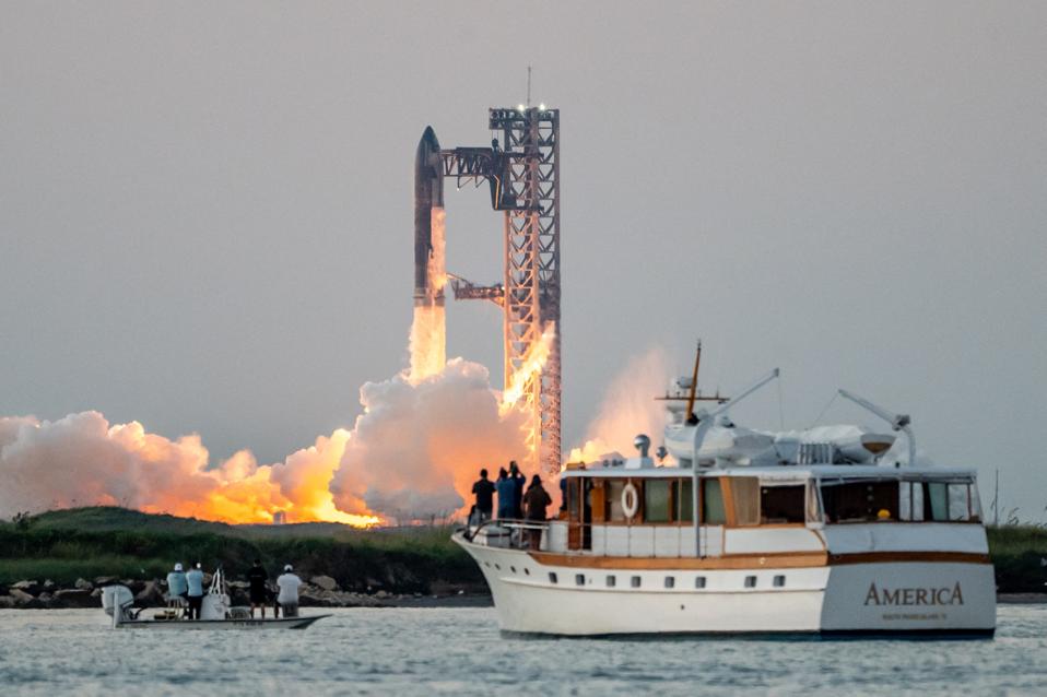 TOPSHOT-US-SPACE-AEROSPACE-SPACEX