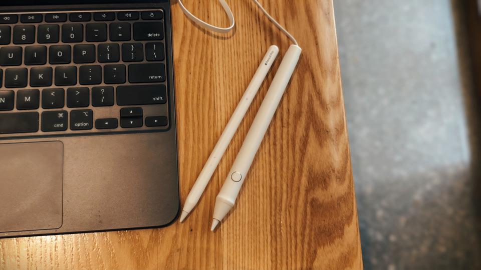 SonarPen - Druk Gevoelige Smart Stylus Pen met Palm Afwijzing en Sneltoets Knop. Batterijloos. Compatibel met Apple iPad/Pro/Mini/iPhone 4s - X/Plus/Max/Android (Wit SonarPen - Druk Gevoelige Smart Stylus Pen met Palm Afwijzing en Sneltoets Knop. Batterijloos. Compatibel met Apple iPad/Pro/Mini/iPhone 4s - X/Plus/Max/Android (Wit