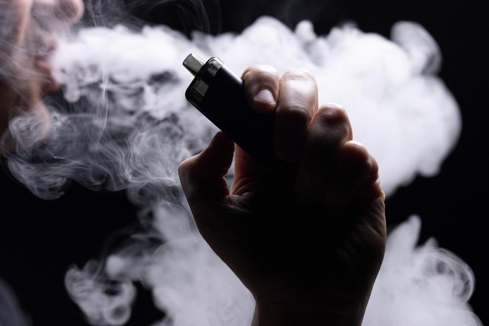 TOPSHOT-FRANCE-HEALTH-SMOKING-E-CIGARETTE