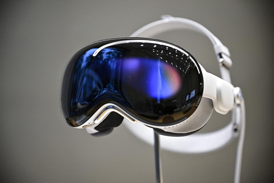 Apple Vision Pro spatial computing mixed reality