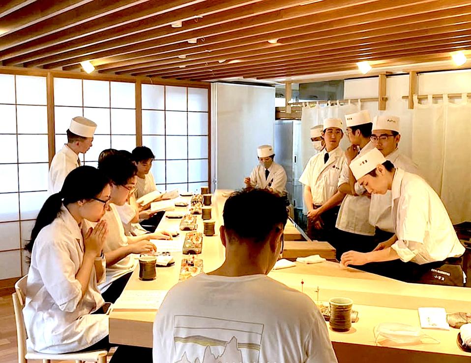 Students practice actual services at Tokyo College of Sushi & Washoku.