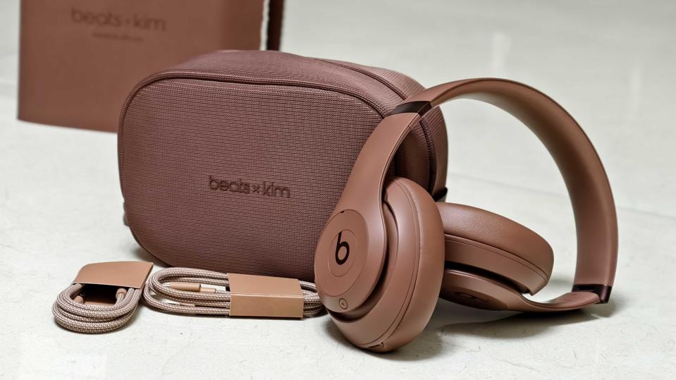 Beats studio Pro beats×kim 美品 キム・カーダシアン Amazon.com: Beats Studio Pro x Kim Kardashian - Bluetooth