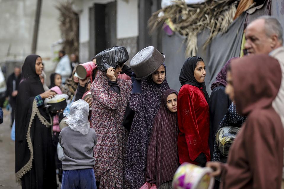 Waiting-for-food-in-Gaza-in-December-20